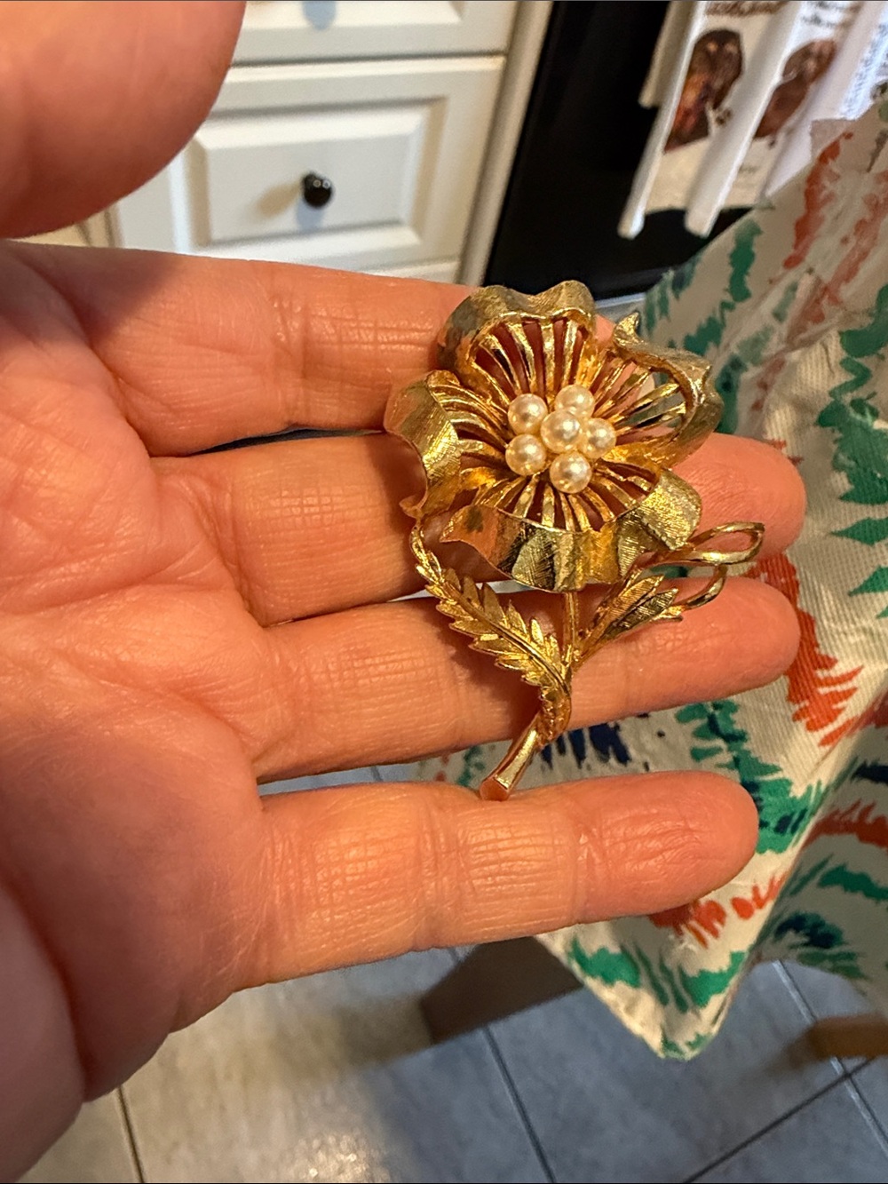 Lisner signed Gold tone Flower Brooch with Pearl Cluster - like new